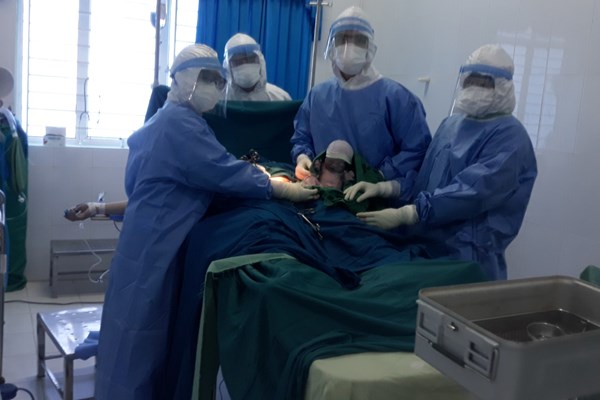 Mổ lấy thai thành công cho sản phụ mắc Covid-19 - Anh 1