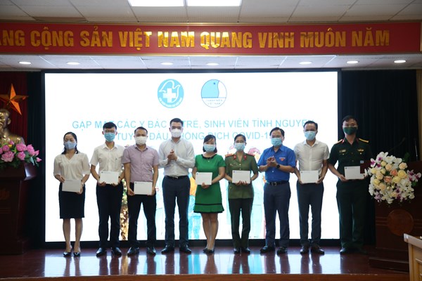 Quan tâm, chia sẻ đến y bác sĩ, sinh viên tình nguyện tuyến đầu chống dịch - Anh 1
