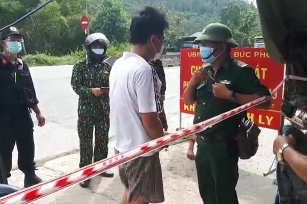 Xin ra ngoài khu phong tỏa mua thuốc cho cha, lại đi mua ma túy - Anh 1