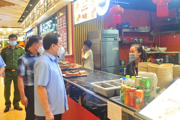 Hà Nội: Đột xuất kiểm tra công tác phòng dịch tại TTTM và quán cafe - Anh 1