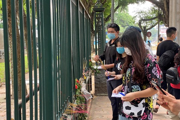 Sĩ tử cầu may... ở ngay ngoài di tích - Anh 2