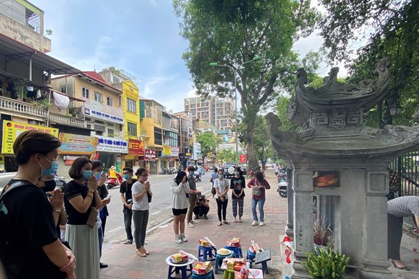 Sĩ tử cầu may... ở ngay ngoài di tích - Anh 1