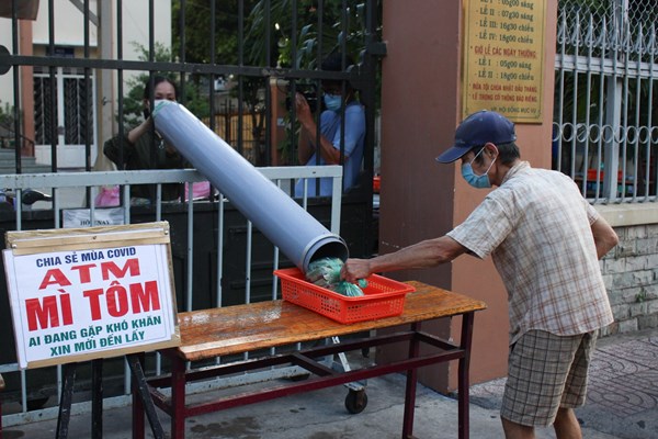 Ấm lòng ATM “không chạm” giữa Sài thành - Anh 1