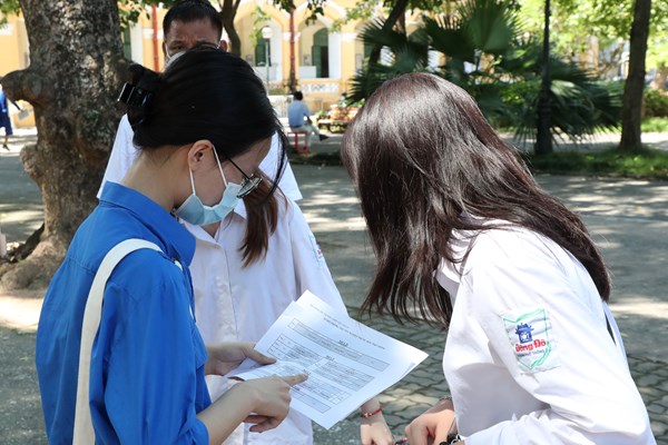Gần 1 triệu thí sinh cả nước làm thủ tục dự thi kỳ thi tốt nghiệp THPT - Anh 8