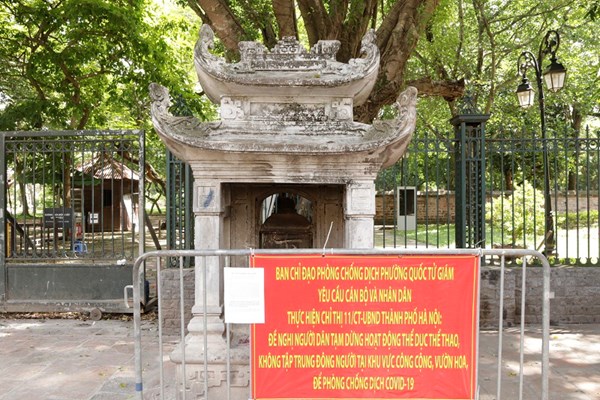 Di tích Văn Miếu - Quốc Tử Giám nhắc người dân không đặt lễ tại bia Hạ Mã - Anh 1