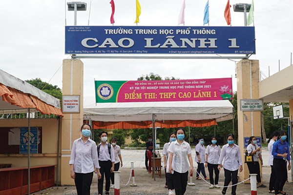 Buổi thi đầu tiên diễn ra an toàn, nhiều địa phương vắng thí sinh do Covid-19 - Anh 2
