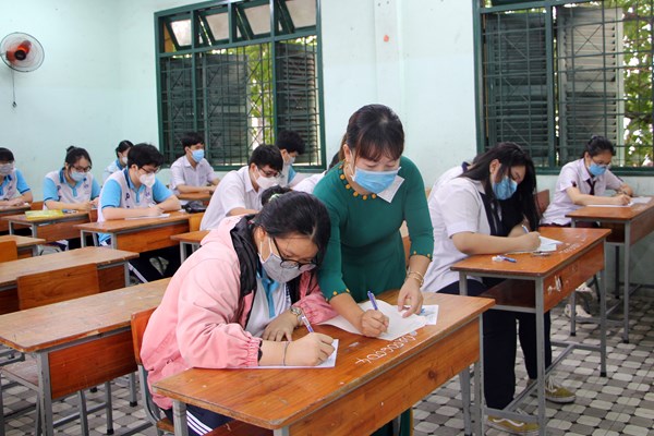 Buổi thi đầu tiên diễn ra an toàn, nhiều địa phương vắng thí sinh do Covid-19 - Anh 1
