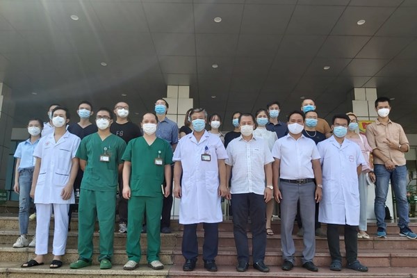 Sẽ huy động 10.000 nhân viên y tế tới TP HCM chống dịch - Anh 1