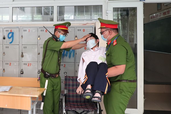 Vượt qua một kỳ thi “vô tiền khoáng hậu” - Anh 1