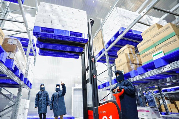 Hơn 1 triệu liều vắcxin AstraZeneca đã về tới Việt Nam - Anh 1