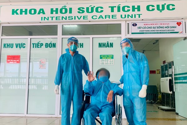 Cứu sống bé gái sơ sinh suy hô hấp nặng, con của bà mẹ mắc Covid-19 - Anh 2