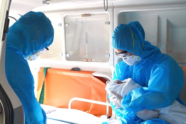 Cứu sống bé gái sơ sinh suy hô hấp nặng, con của bà mẹ mắc Covid-19 - Anh 1