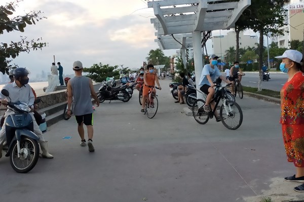 Đà Nẵng mở lại hoạt động tắm biển và thể thao ngoài trời - Anh 1