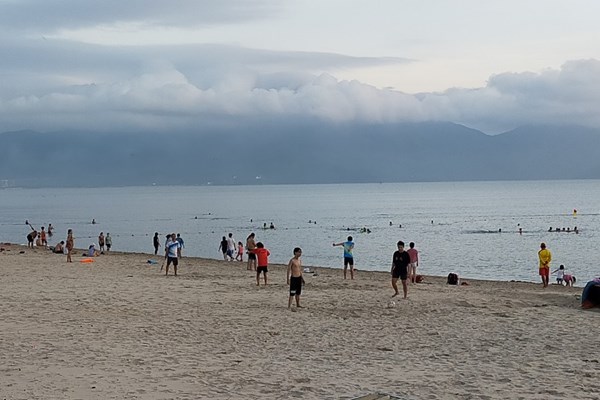 Đà Nẵng mở lại hoạt động tắm biển và thể thao ngoài trời - Anh 3