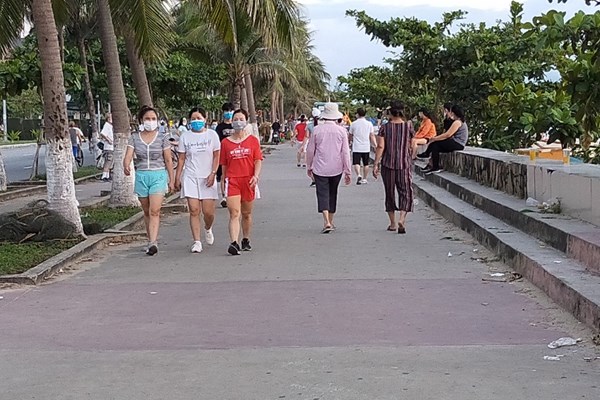 Đà Nẵng mở lại hoạt động tắm biển và thể thao ngoài trời - Anh 2