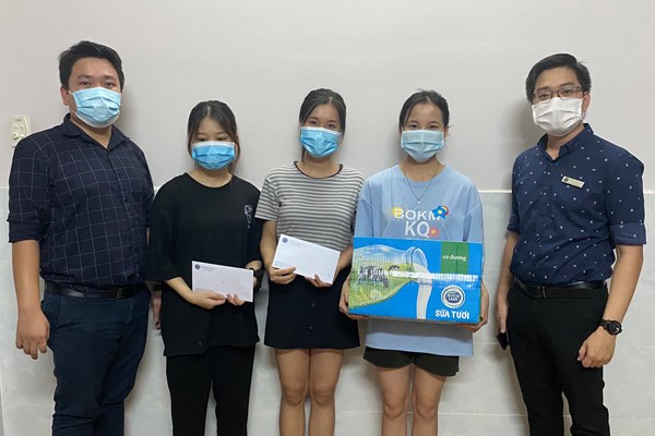 ĐH Luật TP.HCM hỗ trợ gần 600 triệu đồng cho sinh viên gặp khó khăn - Anh 1