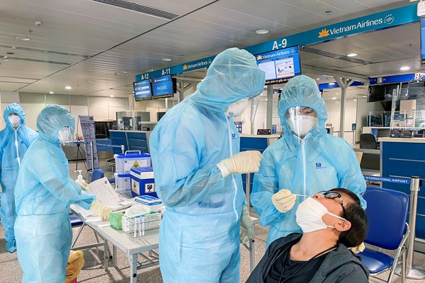 Triển khai xét nghiệm Covid-19 tại sân bay Tân Sơn Nhất - Anh 1