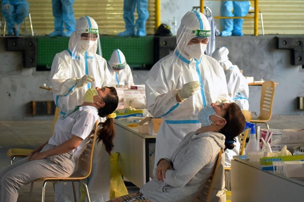 Đẩy nhanh hơn nữa xét nghiệm, tách F0 ra khỏi cộng đồng - Anh 1