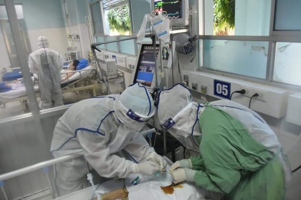 Thêm 879 ca mắc mới, áp lực khối điều trị đang rất lớn tại TP.HCM - Anh 1