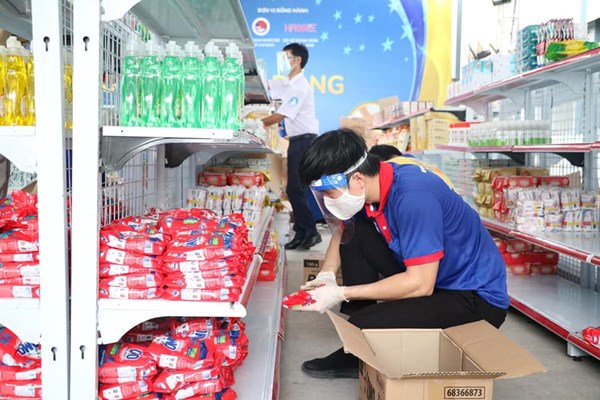 “Siêu thị mini 0 đồng” hỗ trợ sinh viên gặp khó khăn ở T.P Hồ Chí Minh - Anh 2