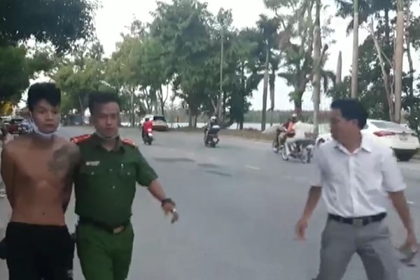 TP.Huế: Bắt nóng thanh niên dùng rựa chém bà nội tử vong - Anh 1