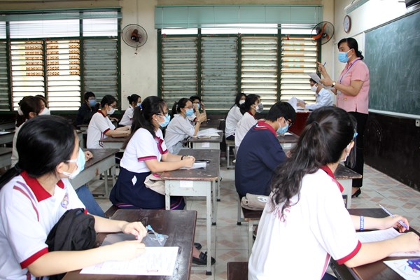 Siết chặt quy trình phòng dịch trong khâu chấm thi - Anh 1
