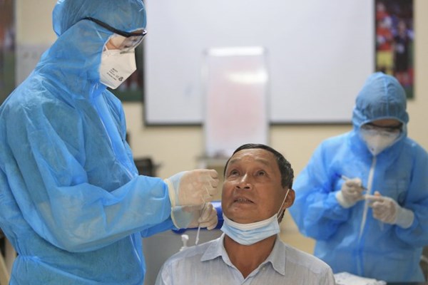 Đội tuyển nữ kiểm tra Covid-19 trong ngày đầu hội quân - Anh 1
