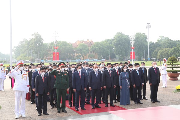 Đoàn Đại biểu Quốc hội vào Lăng viếng Bác - Anh 1