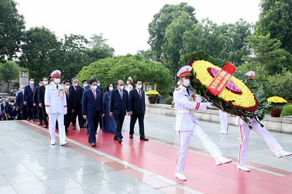 Đoàn Đại biểu Quốc hội vào Lăng viếng Bác - Anh 7