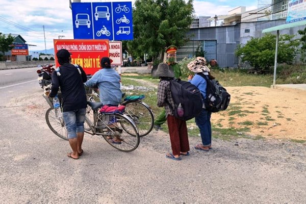 Những tấm vé nhân ái cho bốn mẹ con, bà cháu - Anh 1