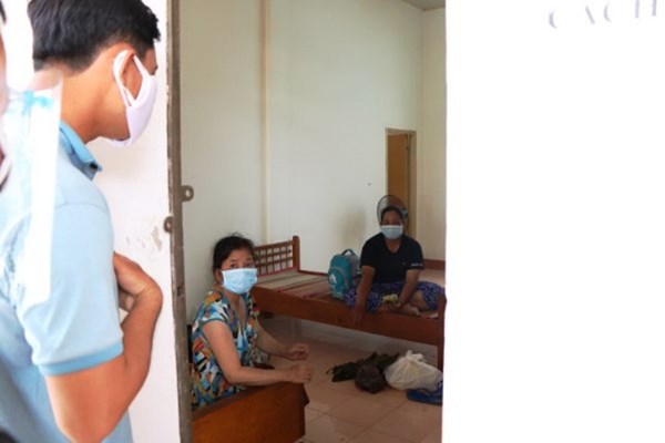 Những tấm vé nhân ái cho bốn mẹ con, bà cháu - Anh 2