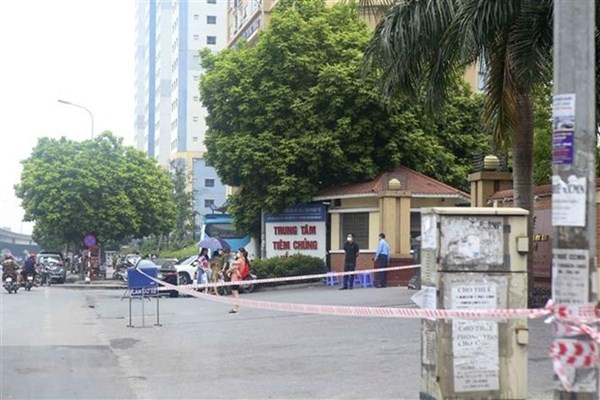 Hà Nội: Nhiều cơ sở y tế tạm dừng xét nghiệm, tiêm vắcxin để đảm bảo phòng dịch - Anh 1