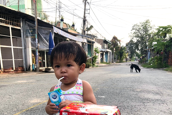 Những hộp sữa yêu thương ấm lòng người dân vùng phong tỏa - Anh 1