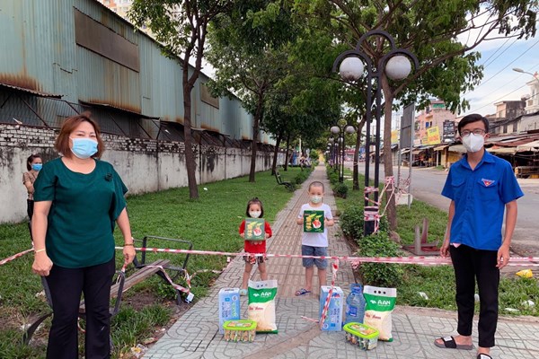 Những hộp sữa yêu thương ấm lòng người dân vùng phong tỏa - Anh 2
