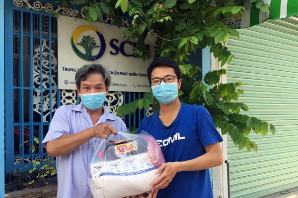 Những hộp sữa yêu thương ấm lòng người dân vùng phong tỏa - Anh 3