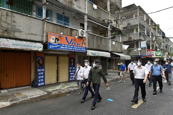 Phải tiêm vắcxin phòng Covid-19 nhanh cho người dân, đúng đối tượng - Anh 1