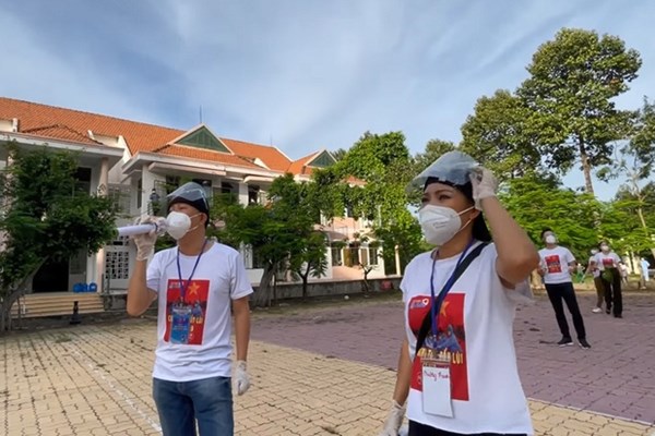 Phương Thanh, Quốc Đại gây xúc động khi cất tiếng hát từ bệnh viện dã chiến - Anh 1