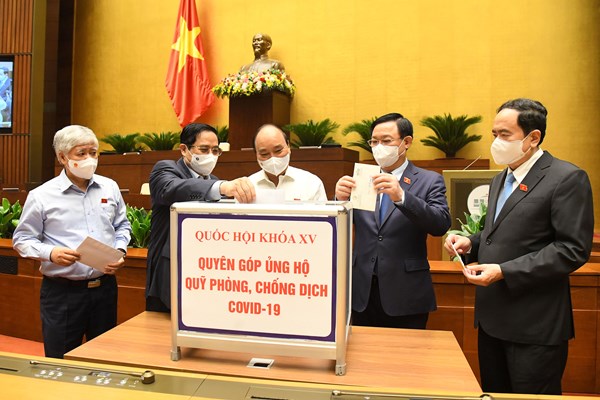 Đại biểu Quốc hội quyên góp ủng hộ Quỹ vắc-xin phòng, chống Covid-19 - Anh 1