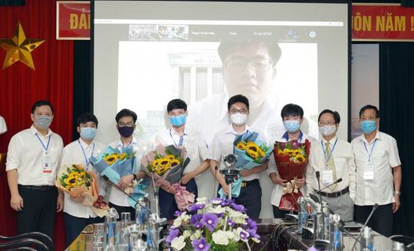 5/5 học sinh Việt Nam giành Huy chương tại Olympic Vật lý 2021 - Anh 4