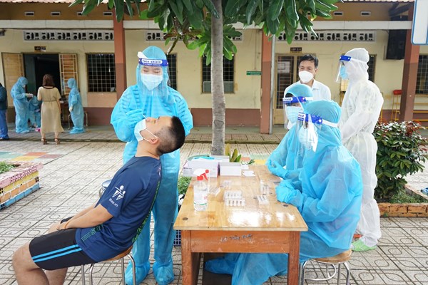 Kêu gọi nhân viên y tế đã nghỉ hưu, lương y, SV trường nghề tham gia chống dịch tại TP.HCM - Anh 1