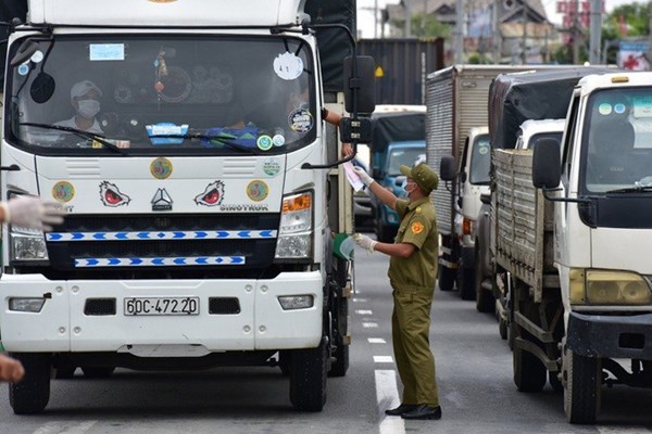 Không thực hiện kiểm tra đối với các phương tiện vận chuyển hàng hóa thiết yếu - Anh 1