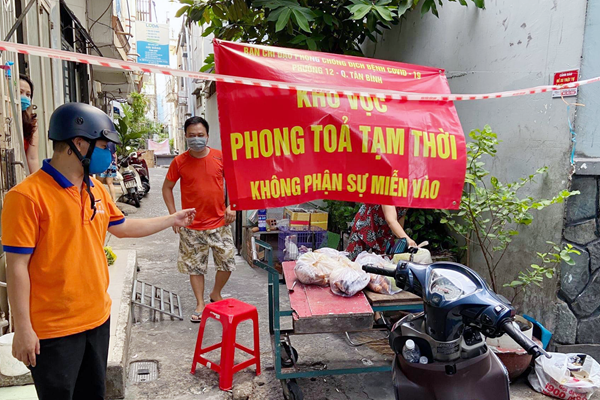 Sẽ giới hạn đối tượng được phép ra đường sau 18h - Anh 1