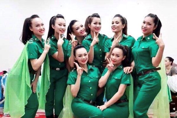 Người nghệ sĩ mang quân hàm xanh - Anh 2