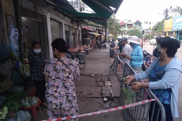 Người dân Hà Nội đi chợ bằng phiếu - Anh 4