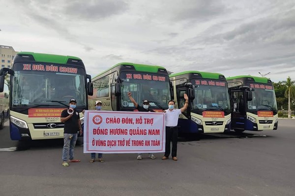 Quảng Nam đón người dân có hoàn cảnh khó khăn từ TP.HCM về quê bằng máy bay - Anh 1