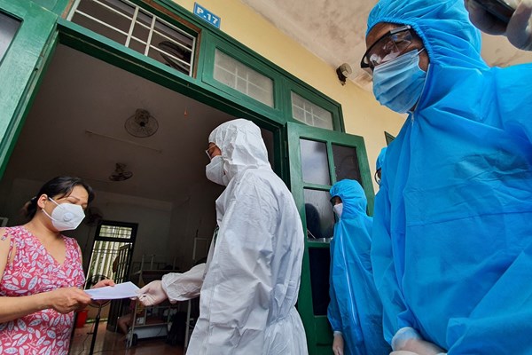 Quảng Nam đón người dân có hoàn cảnh khó khăn từ TP.HCM về quê bằng máy bay - Anh 2