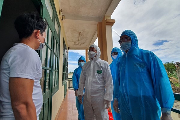 Quảng Nam đón người dân có hoàn cảnh khó khăn từ TP.HCM về quê bằng máy bay - Anh 3