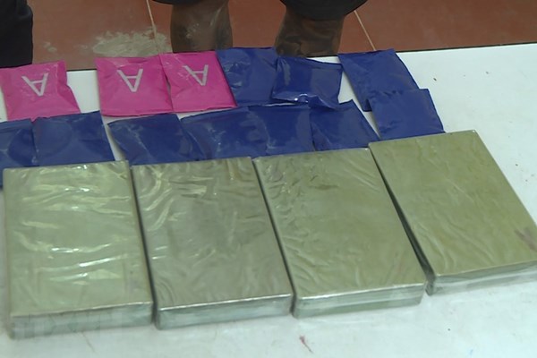 Công an Lai Châu bắt giữ 2 đối tượng góp vốn 'kinh doanh' heroin - Anh 1