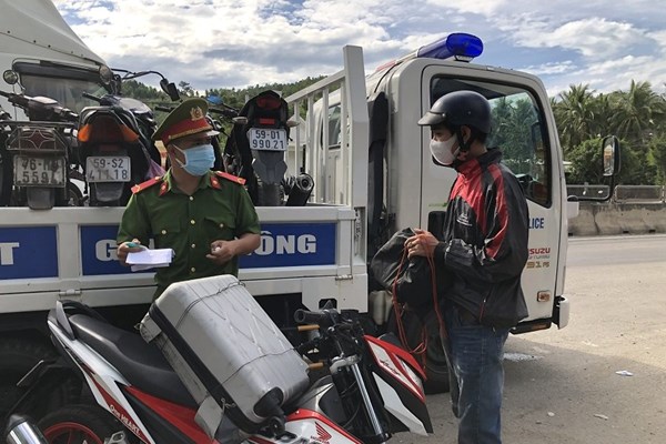 Quảng Ngãi tạm dừng tiếp nhận công dân tự phát trở về quê - Anh 1