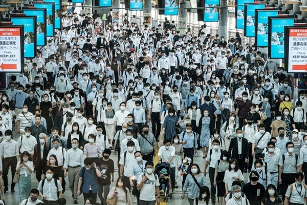 Nhật Bản: Vượt ngưỡng 10.000 ca Covid-19, chuyên gia cảnh báo khủng hoảng hệ thống y tế - Anh 1